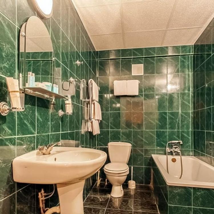 Ванная комната в 2 местном 2 комнатном Люксе, Корпус 3 санатория Лермонтова в Пятигорске